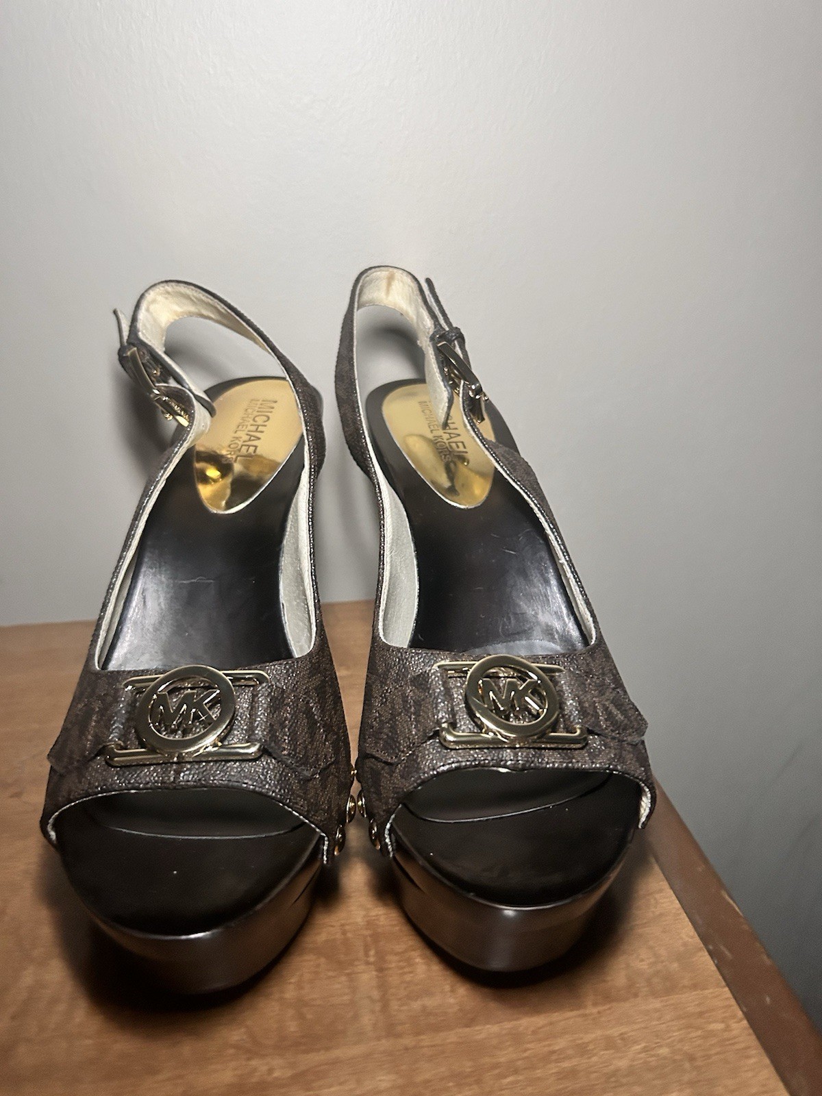 Michael Kors heals in a pump style