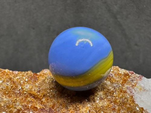 PRETTY Vintage Akro Agate Prizename Corkscrew Marble - Yellow & Blue - .64" - Picture 4 of 7