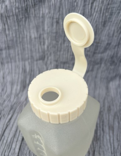 Vtg Rubbermaid Servin Saver 3093 1 pint 2 cup drink bottle Almond Snap Cap - Picture 6 of 7