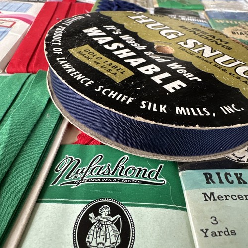 Lotto di 46 confezioni vintage Bias Tape Rick Rack rilegatura cucitura per lo più mai aperte - Foto 9 di 9