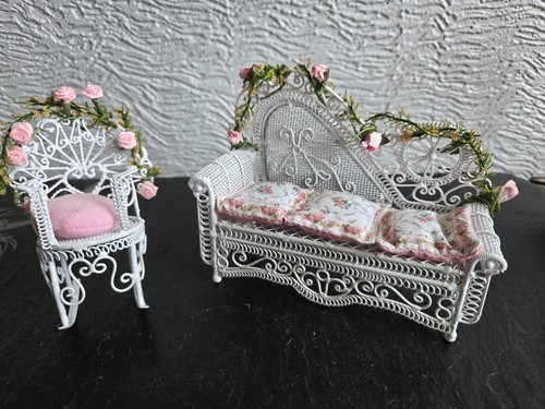 Puppenstube weiß verziert Metall filigran Wintergarten Sofa/Schaukelstuhl 1.12.