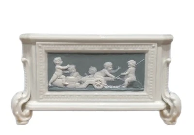 Jardinière en biscuit de porcelaine style Wedgwood et Louis XVI, début XX. - Photo 1/4