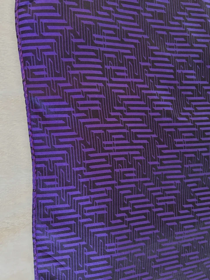 Pañuelo Versace Cuadrado de Bolsillo Seda Púrpura Negro Geométrico De Colección Foto 3 de 4