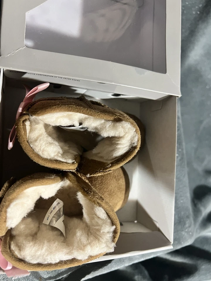 Botas UGG Infants Jesse Bow II Castaño y Rosa Botines 6-12 Meses Talla 2/3 Usadas en Excelente Condición Foto 2 de 3