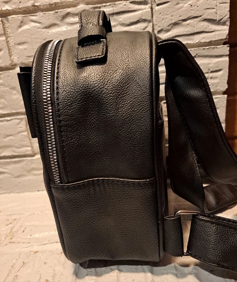 Mini mochila BETSEY JOHNSON negra con rayas multicolores en la parte delantera y lazo negro Foto 4 de 4