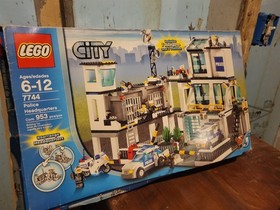 LEGO City: Police Headquarters (7744) INCOMPLETE - BOX IS INCLUDED No Manual
