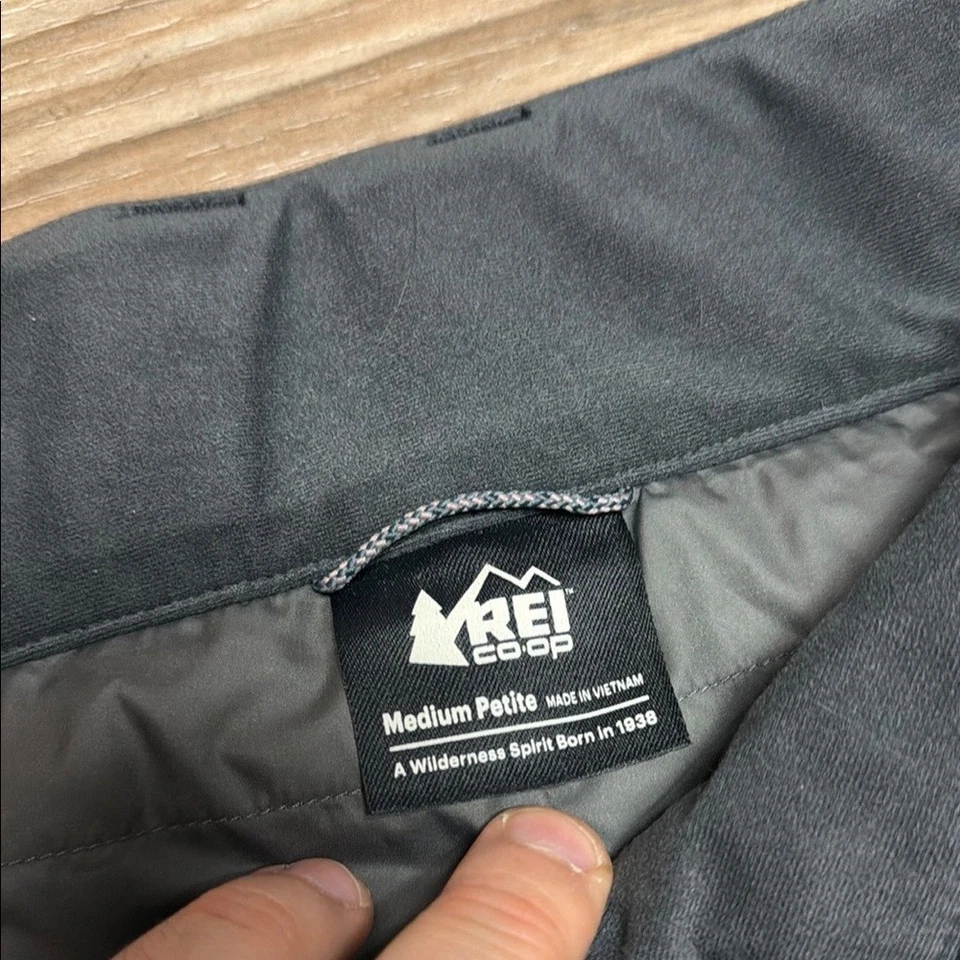 Pantalones de nieve REI cooperativos aislados en polvo negros para mujer M Petite esquí de nieve Foto 2 de 4