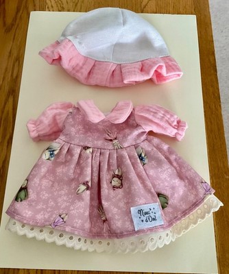 NEU - OUTFIT - HÜBSCHES KLEID & PASSENDER HUT PASSEND FÜR NINES MIA/PIPPA PUPPE -30 CM