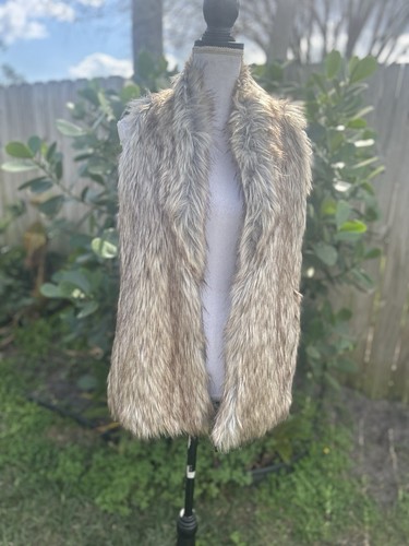 Charlotte Russe Womens Faux Fur Vest Shaggy Beige Neutral Open Front Size Large - Picture 1 of 7