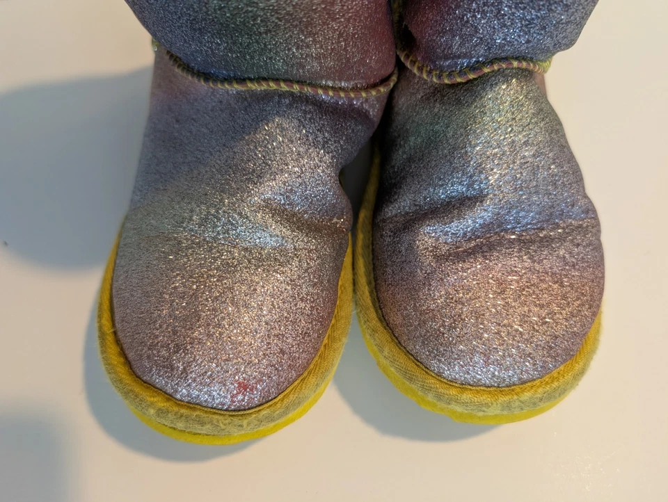 Botas UGG Talla Niño Pequeño 12 Arco Iris Clásicas Cortas Metálicas Amarillas SN 1130784T Foto 3 de 4