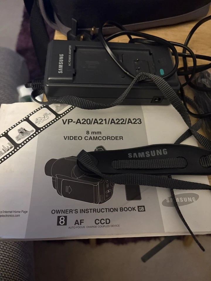 Samsung VP-A22 8mm Camcorder with Extras - Image 2 of 4
