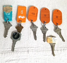 Lot 7 Advertising Hotel Motel Door Key Fobs/Ring w/keys Winfield SF LV 1980s