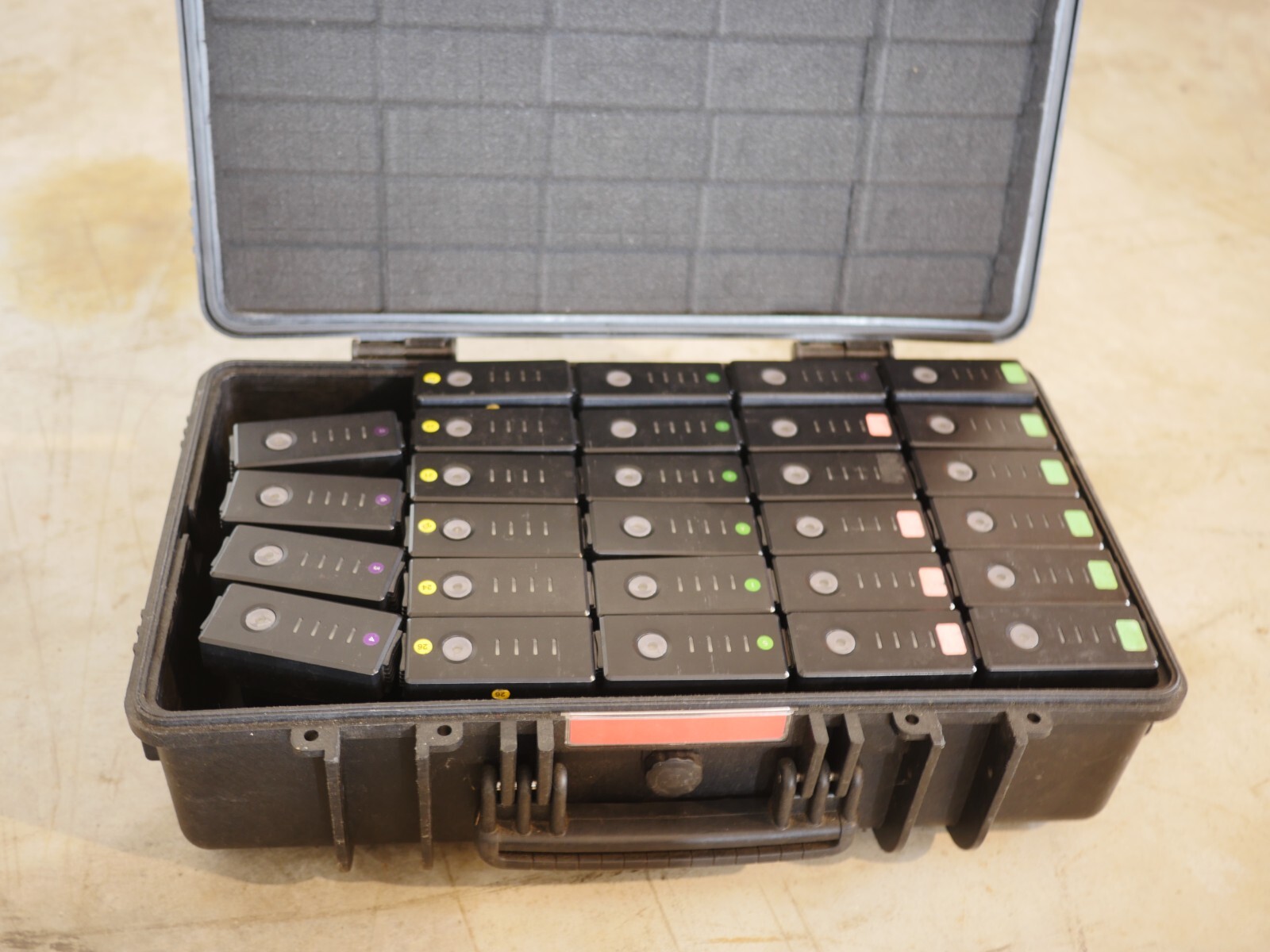 Set of 28 rechargeable batteries-image