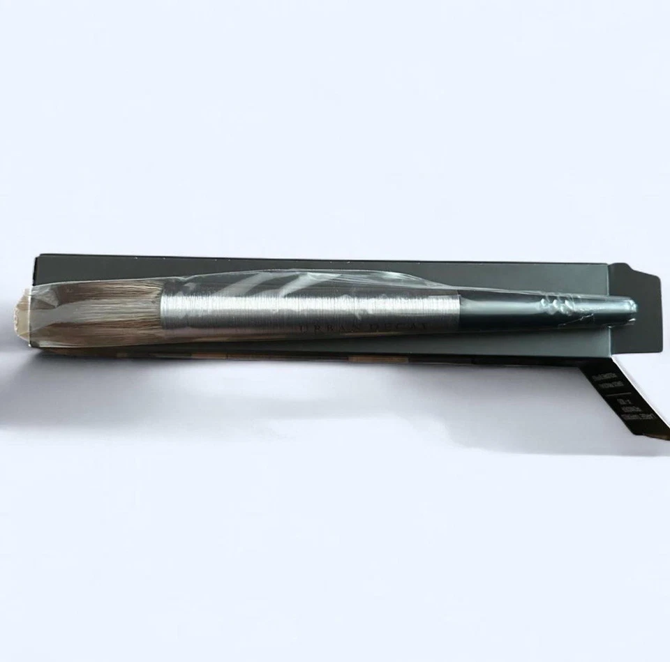 Cepillo en polvo cónico grande Urban Decay Pro F-103 | Enfoque y contorno versátiles Foto 2 de 4