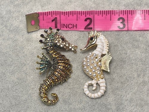 Two Seahorse Brooches White Gold Enamel & Rhinestones - Picture 2 of 4