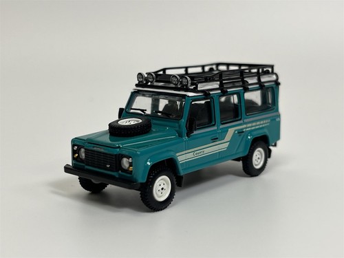 Land Rover Defender 110 1985 County Wagon Verde LHD 1:64 Mini GT MGT00590L - Imagen 2 de 7