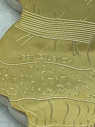 Adorno navideño Lenox 1997 Papá Noel con bolsa de regalos dorada grabada - Imagen 13 de 13