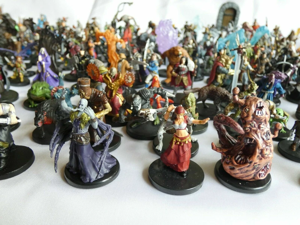 Random New Dungeons and Dragons Official Prepainted Miniatures - Bulk Lot - image 3 of 4