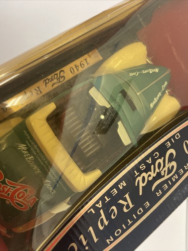 Golden Wheels Premier Edition 1940 Ford Replica Diecast Metal Green & White 1:18 - Picture 20 of 21