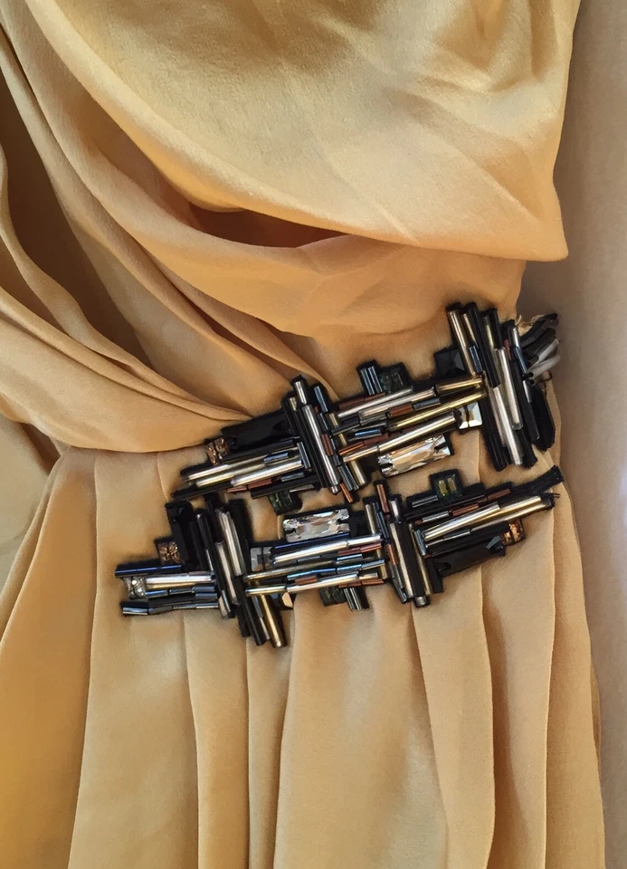 Vestido reunido drapeado de seda dourado J. Mendel com enfeites de joias~tamanho 4~EUA - Imagem 2 de 4