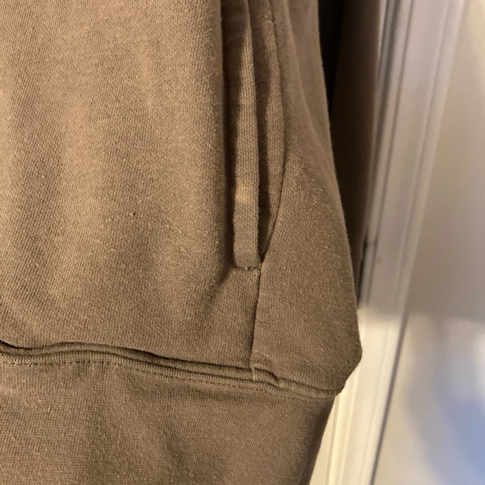 Sudadera con capucha marrón The North Face con defecto en el bolsillo frontal como se muestra en las fotos talla XXL Foto 3 de 4