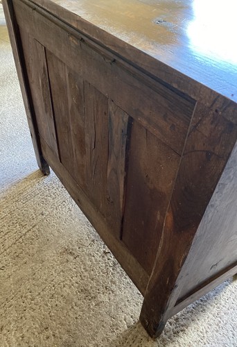 Early 18th Century French Cedarwood Dresser Base - Picture 7 of 11