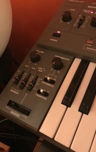 Roland SH-101 Keyboard Synthesizer - 第 2/4 張圖片