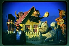 Closeup of Parade Float Pasadena, California in 1961, Kodachrome Slide aa 13-11a