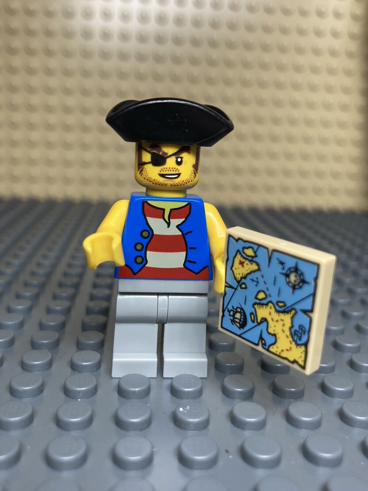 Lego Pirates of Barracuda Bay Quartermaster Riggings Mini Figure With Map Rare