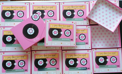 Bastelbox 18x Glossybox retro rosa Kasette mix Tape stabiler Karton mit Deckel 