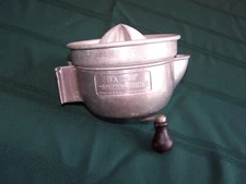 Dazey Super-Juicer Made In USA Wall Mount Metal Citrus Juicer St. Louis B-22 VTG