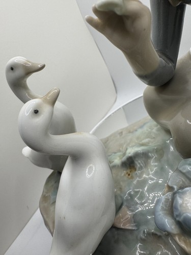 Vintage Lladro Food for Ducks 4849 DS Rare Retired Porcelain Figurine w/o Box - Picture 4 of 5