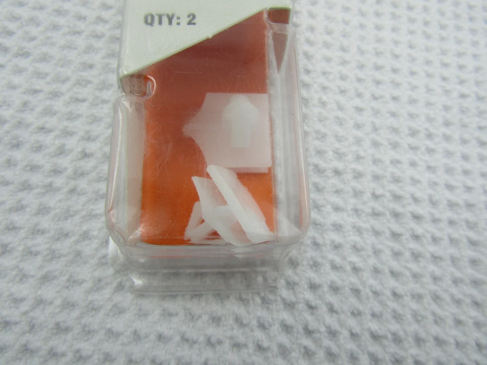 Retenedor de molduras Dorman 963-218D GM para 06-11 Buick Cadillac Lucerne STS Foto 2 de 3