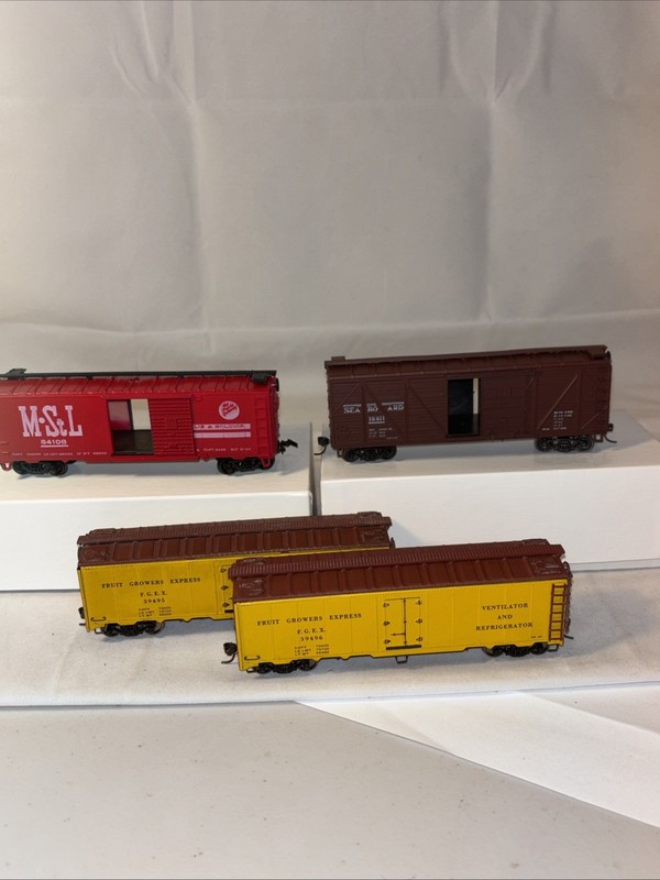 HO Box Cars  Lot Of 4 As Seen In Poctures 