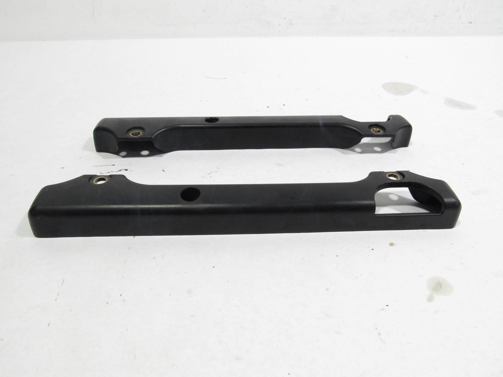 02-06 Maserati Coupe GT 2004 Right Left Fuel Rail Support Insulator Set ;