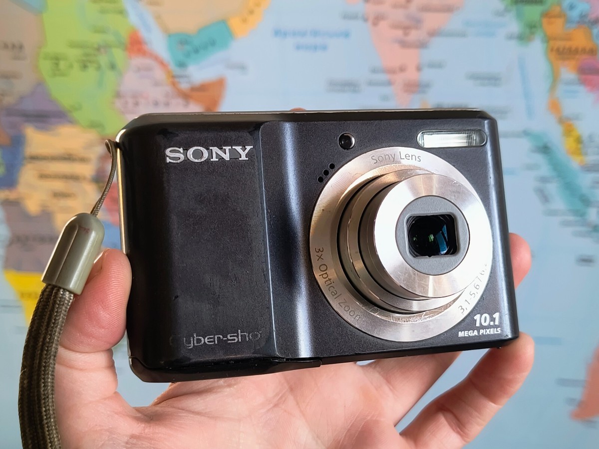 Sony Cyber-shot DSC-S2000 10.1MP Digital Camera - Blac Fully
