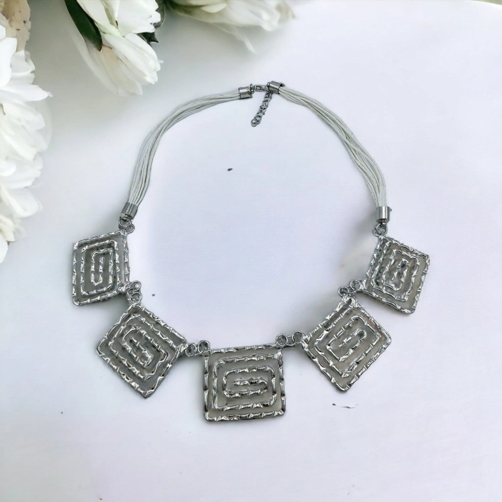 VETEMENTS Collana Boema Astratta Geometrica Argento Tono Metallo Bianco Cordata Dichiarazione