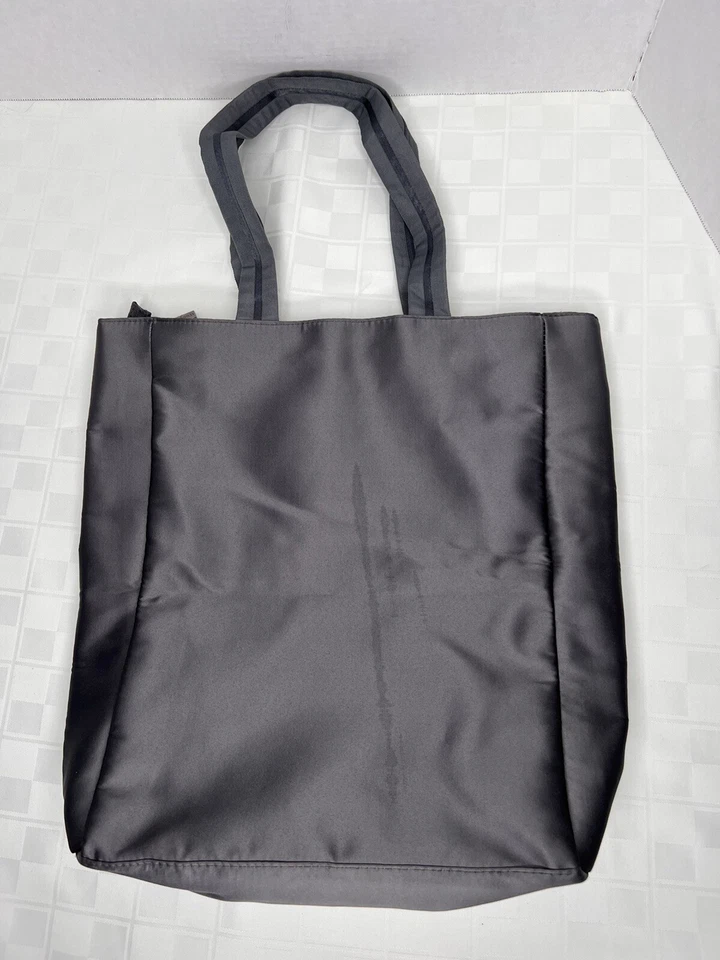 Bath & Body Works Large Gray Satin Zipper Tote + Zip Pouch Retails $45 READ Cond - Изображение 4 из 4