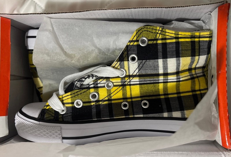 High Top collection’o black and yellow converse style shoe Size 5