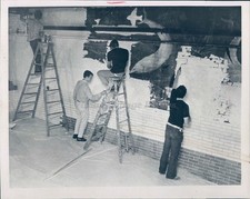 1970 Photo Press Business Men Workers Painting Walls Brick Ladders Vintage Image