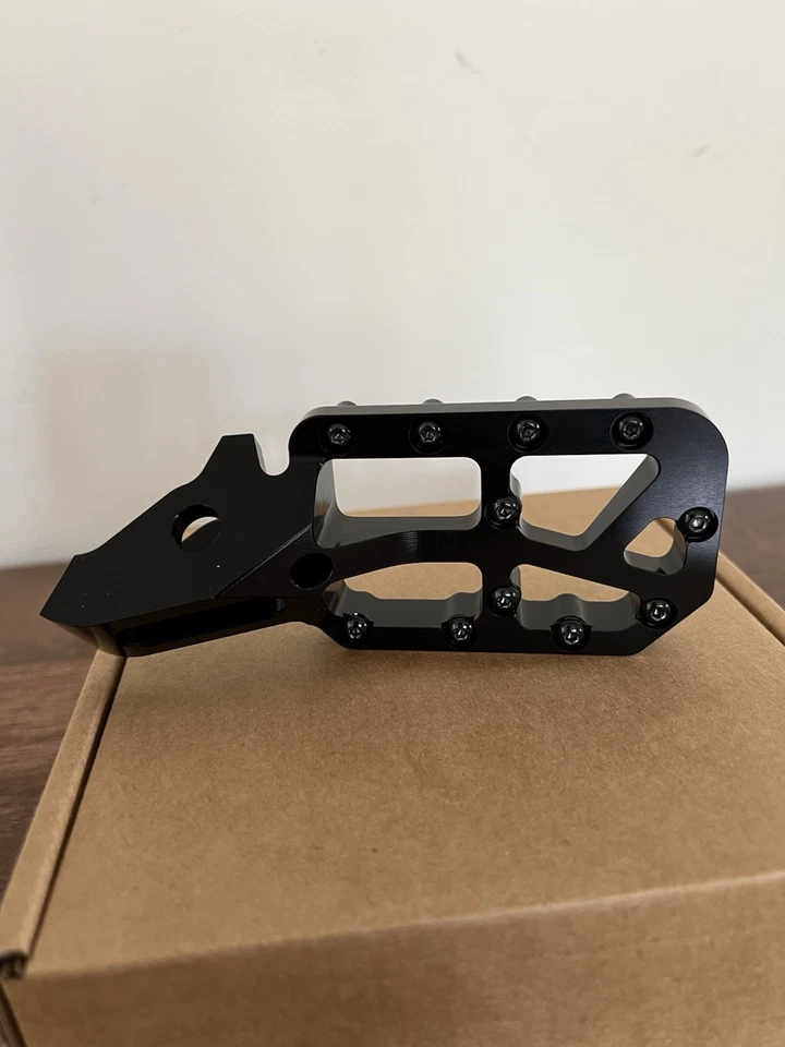 Clavijas para pies Surron Ultra Bee - negras Foto 4 de 4