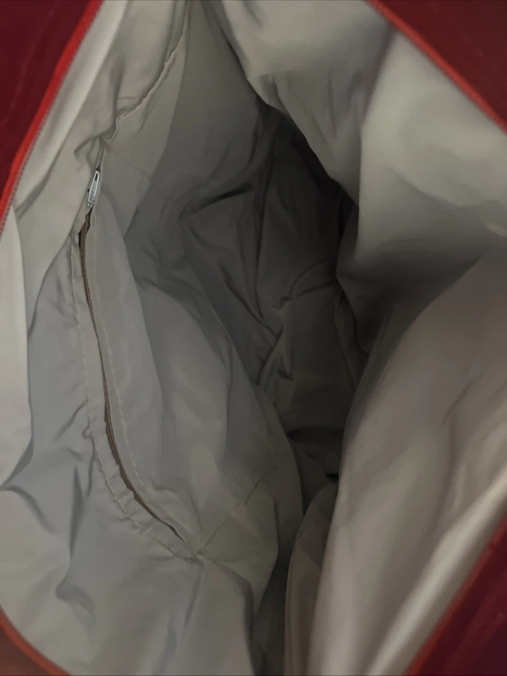 Bolso estilo tote rojo.  Dama vietnamita con bicicleta Foto 3 de 4