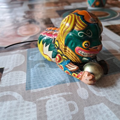 Blechspielzeug Löwe mit Ball 80 er Jahre Made in China 11cm lang, Höhe 6,5 cm
