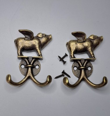 SET MIT 2 KLEIDERHAKEN FÜR FLIEGENDE SCHWEINE AUS MESSING.  55