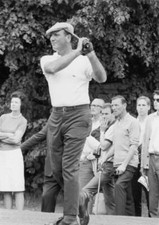 Foto antigua del golfista argentino Roberto De Vicenzo en el parque del páramo 1967