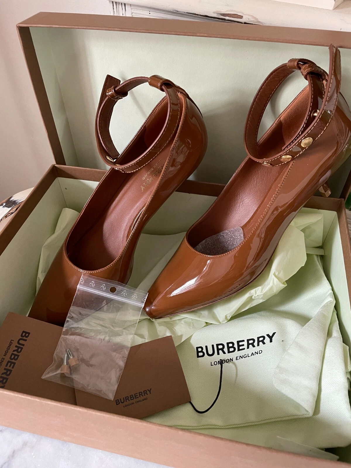 Burberry decolte alla caviglia tacco a gattino aneto pelle verniciata marrone 36 5 NUOVE CON SCATOLA