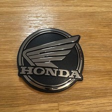 Honda Super Cub emblema ala nera originale per protezione gambe, nuovo, OEM