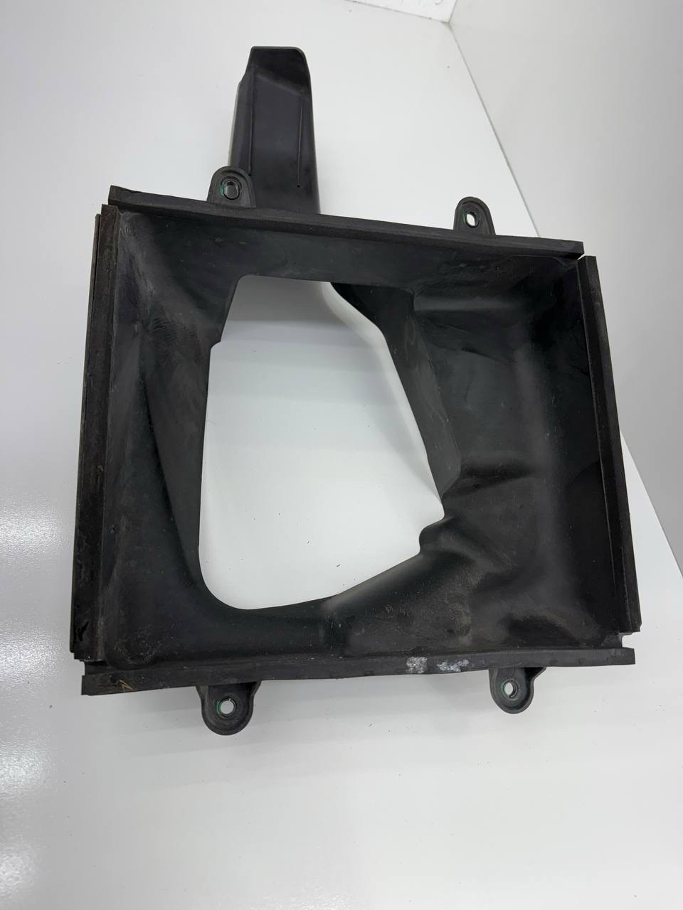 2014-2019 MASERATI GHIBLI FRONT RIGHT PASS SIDE INTERCOOLER AIR DUCT GUIDE 