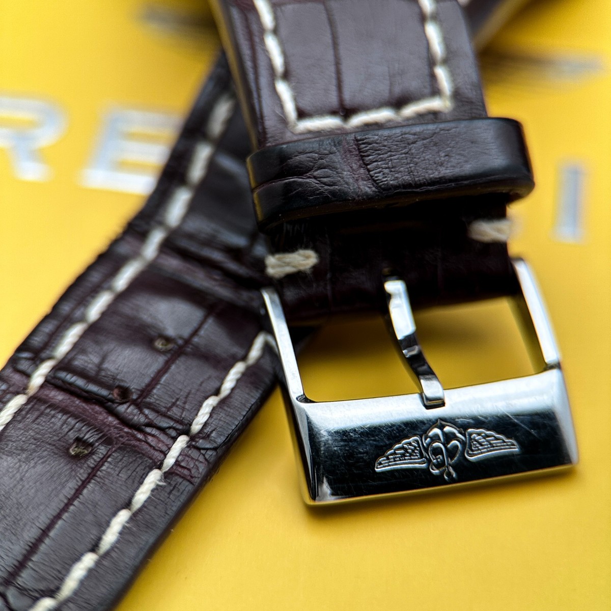Breitling Navitimer D23322 18k Gold & Black Dial 42mm Full Set