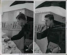 1957 Press Photo McMurdo Sound Antarctica Lt jg Moses T Seiver brushes teeth